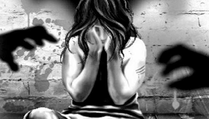 नई दिल्ली। लुधियाना पंजाब के लुधियाना में गुरुद्वारे का पुजारी दिव्यांग लड़की से बलात्कार के आरोप में गिरफ्तार हुआ है। माछीवाड़ा के नूरपुर गांव में गुरुद्वारे के 65 वर्षीय पुजारी पर मानसिक रूप से विकलांग 15 वर्षीय लड़की का रेप करने का आरोप है। पुलिस के मुताबिक, आरोपी पिछले तीन महीने से बच्ची का रेप कर रहा था और गर्भधारण से बचने के लिए उसे गर्भनिरोधक देता था। आरोपी पुजारी का नाम सोहन सिंह उर्फ सोहनी है, जो कि पीड़िता का पड़ोसी है। मामला 26 मार्च को तब सामने आया, जब पीड़िता की मौसी ने लड़की को गोलियां खाते हुए देखा था। जब उन्होंने पूछताछ की, तो लड़की ने बताया कि सोहन सिंह उर्फ सोहनी ने उसे स्वास्थ्य में सुधार के लिए ये गोलियां दी हैं। लड़की ने यह भी खुलासा किया कि सोहन सिंह ने उसके लिए एक मोबाइल फोन खरीदा था। लड़की ने आगे कहा कि आरोपी उसके साथ बलात्कार करने से पहले कुछ गोलियां खाता था। माछीवाड़ा थाना प्रभारी निरीक्षक प्रकाश मसीह ने कहा कि पुलिस ने शिकायत मिलने के तुरंत बाद प्राथमिकी दर्ज की और आरोपी को गिरफ्तार कर लिया। आरोपी से इस मामले में पूछताछ की जा रही है।