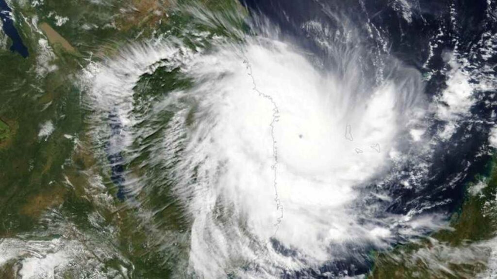Cyclone Mocha : भयंकर तूफान में बदला चक्रवात 'मोचा', भारी बारिश की चेतावनी, Orange Alert जारी