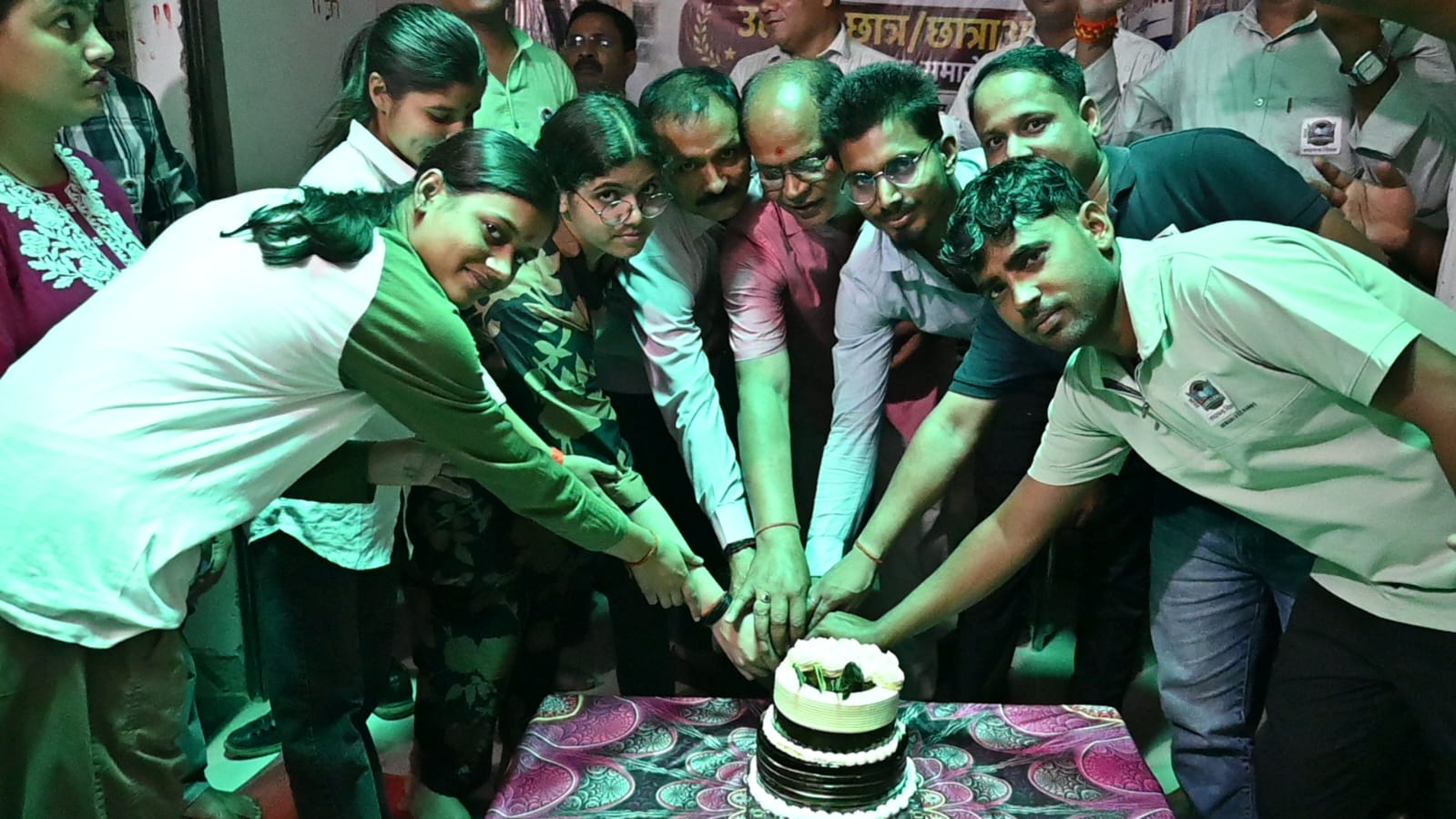 एक्सीलेंस लाइब्रेरी ने मनाया अपनी सफलता का एक वर्ष, प्रतिभाशाली छात्र हुए सम्मानित